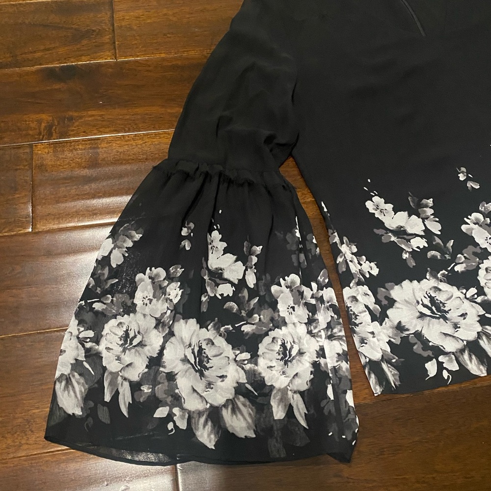 White House Black Market Black and White Floral Blouse - Picture 9 of 11